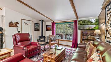 Een smart-tv, een dvd-speler, boeken en een filmbibliotheek