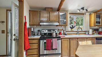 Een koelkast, een magnetron, een oven, een kookplaat