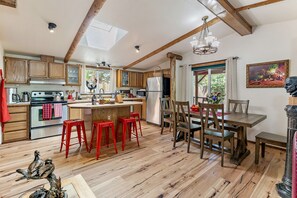 ثلاجة، ميكروويف، فرن، موقد طهي مسطح