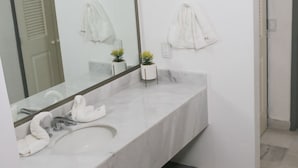 Badewanne, Whirlpool, Handtücher, Seife