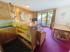 Køleskab, mikrobølgeovn, opvaskemaskine, brødrister