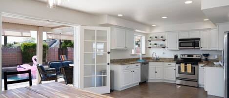 Jääkaappi, mikroaaltouuni, uuni, liesi