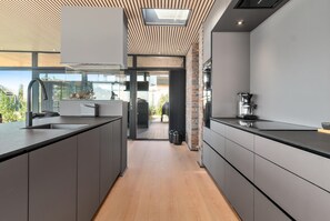 Fridge, oven, dishwasher, coffee/tea maker