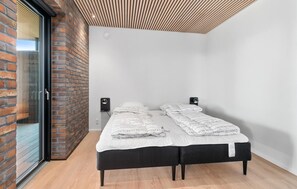 6 bedrooms, travel crib, free WiFi