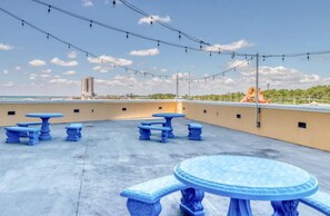 Outdoor dining - Sterling Reef Unit 1005 by Forehand Rentals (Panama City Beach)
