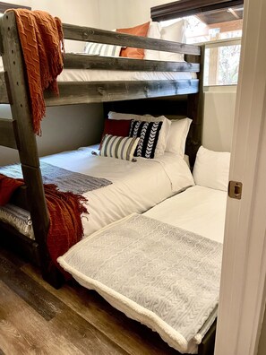 2 bedrooms, travel cot, free WiFi, bed sheets