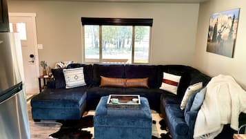 Een smart-tv, een dvd-speler en boeken