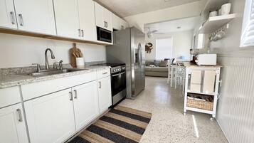 雪櫃、微波爐、焗爐、爐具