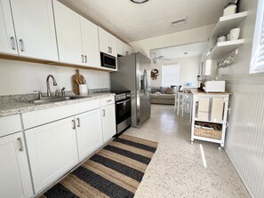 Fridge, microwave, oven, stovetop - Cozy Crab House, Beachside, Walk to Beach & River, Coffee Bar & Fire Pit (Ormond Beach)