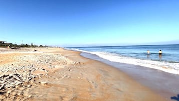 Una spiaggia nelle vicinanze, lettini da mare, teli da spiaggia