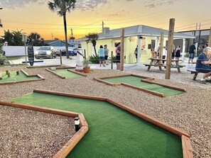 Property grounds - Cozy Crab House, Beachside, Walk to Beach & River, Coffee Bar & Fire Pit (Ormond Beach)