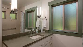 Ensemble douche/baignoire, sèche-cheveux, serviettes fournies, savon