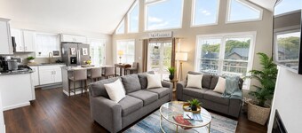 Treasure Lake Home, hot tub, partial Lake view and walking distance to beach