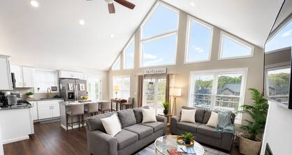Treasure Lake Home, hot tub, partial Lake view and walking distance to beach