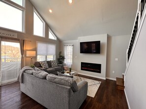 Smart TV, chimenea y libros 