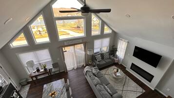 TV connectée, cheminée, livres