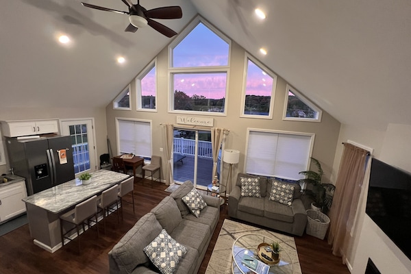 Televisor intel·ligent, llar de foc i llibres