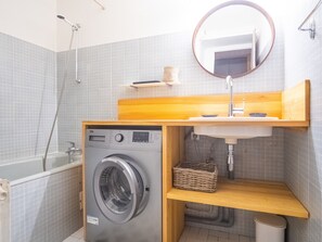 Shower, free toiletries, hair dryer, towels - Appartement Oisans - Welkeys (Huez)