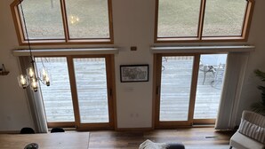 Un loft espacioso con techos altos, ventanas amplias, un comedor y una zona de estar acogedora.