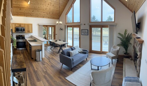 Luxury Chalet on the Pines Golf Course!