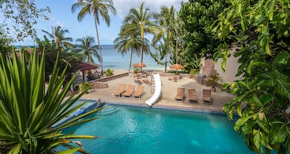 Cozy loft in Tropical Paradise within walking distance to the beach!