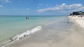 靠近海滩、沙滩椅、沙滩毛巾