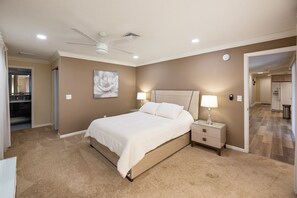 3 Schlafzimmer, Schreibtisch, Bügeleisen/Bügelbrett, Reisekinderbett