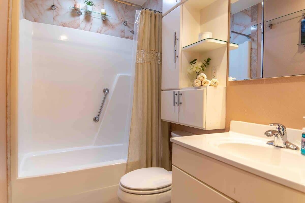 Duschwanne, Haartrockner, Handtücher, Shampoo