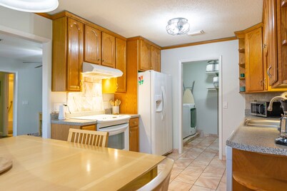 Country Gardens- spacious yard 5 minutes from downtown!