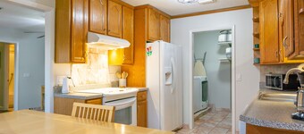 Country Gardens- spacious yard 5 minutes from downtown!