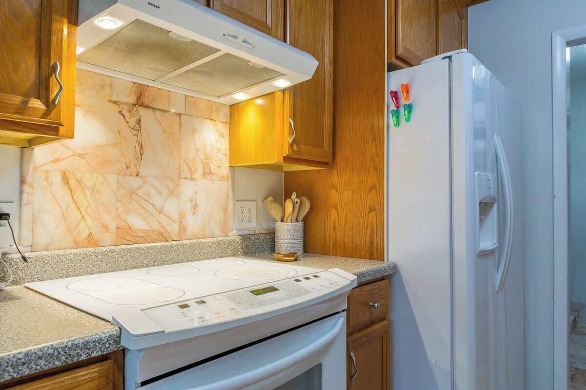 Fridge, microwave, oven, stovetop