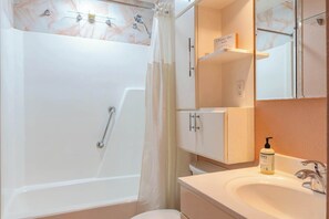 Duschwanne, Haartrockner, Handtücher, Shampoo