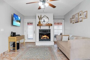 Smart TV, fireplace