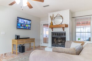 Smart TV, fireplace