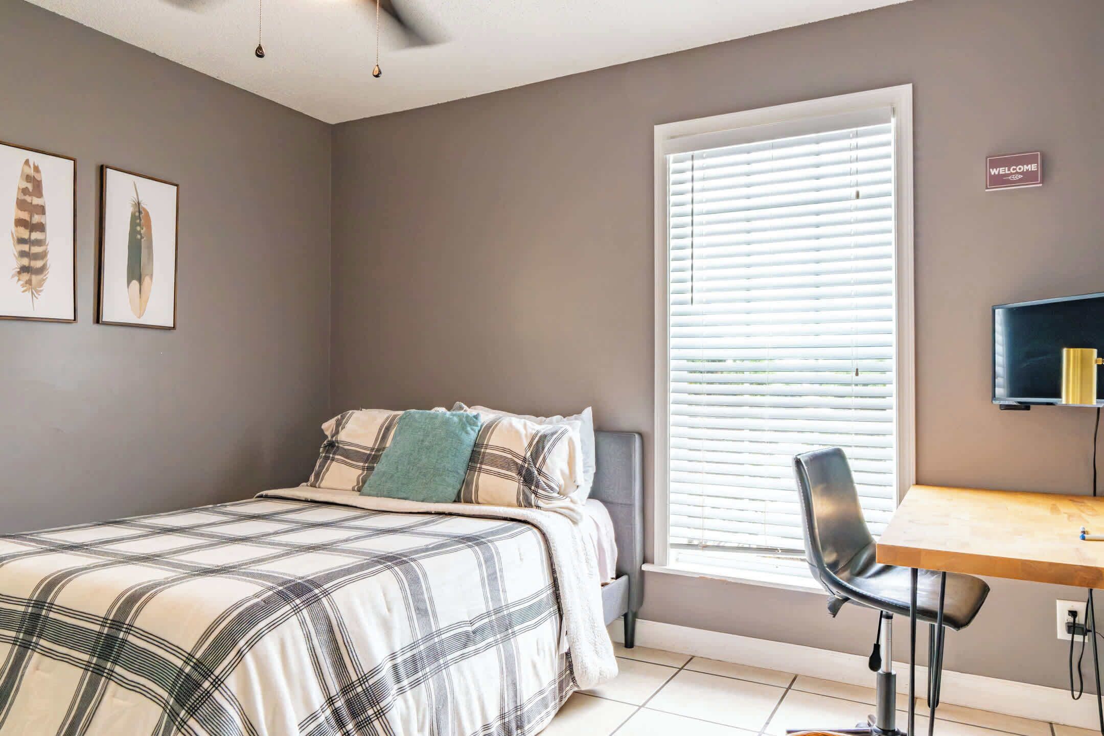 4 habitaciones, escritorio y tabla de planchar con plancha 