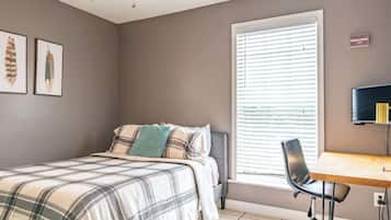 4 habitaciones, escritorio y tabla de planchar con plancha