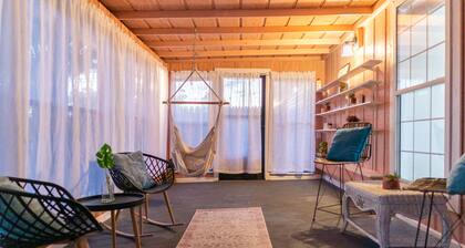 Country Gardens- spacious yard 5 minutes from downtown!