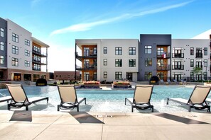 Alberca al aire libre y alberca climatizada