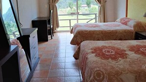 Habitación doble, 2 camas matrimoniales | Wifi gratis y ropa de cama 