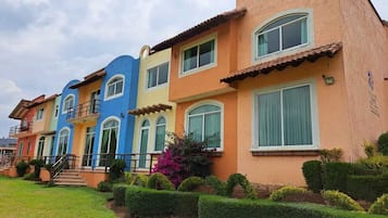 Vista frontal de la propiedad