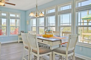Dining - Walk to Beach. VIEWS! Self Check-in and Parking (Surf City)