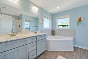 Combined shower/bathtub, shampoo - Walk to Beach. VIEWS! Self Check-in and Parking (Surf City)
