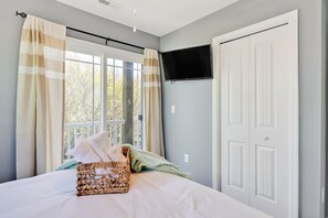 4 bedrooms, travel cot, WiFi - Walk to Beach. VIEWS! Self Check-in and Parking (Surf City)