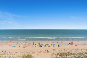 On the beach, beach towels - BEACHFRONT ~ Luxury Hilton Resort~ 100+5 Stars! ~ Tiki Bar Lazy River 8th Floor (Myrtle Beach)