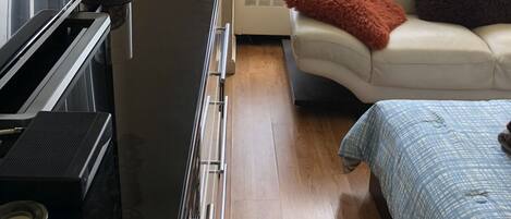 Iron/ironing board, WiFi, bed sheets