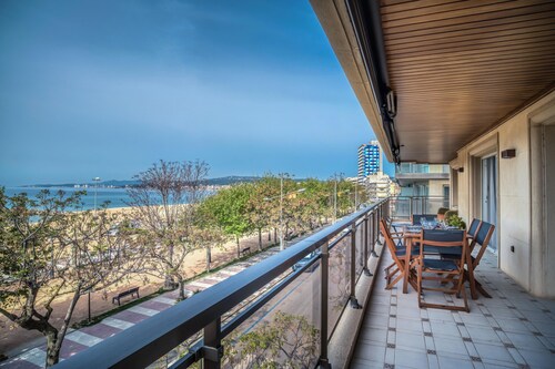 Spaciousness and Comfort: Elegant Seafront Apartment with Terrace in Palamós 🌊✨