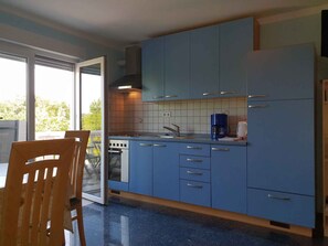 Fridge, oven, stovetop, coffee/tea maker