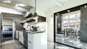 Una cocina moderna con armarios blancos, electrodomésticos de acero inoxidable y una isla grande.