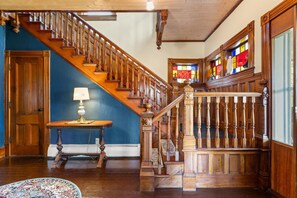 Interior - Absolutely Huge 4,000sqft 7 Bedroom, 5.5ba Historic Manor House (North Troy)