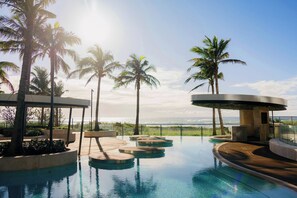 Kolam renang indoor dan kolam renang outdoor, dengan kursi berjemur